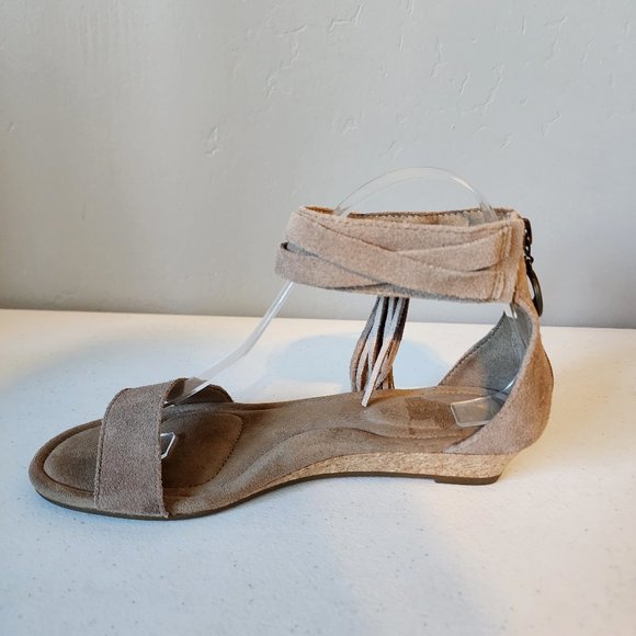 Koolaburra Wedge "EUC" - Picture 8 of 14